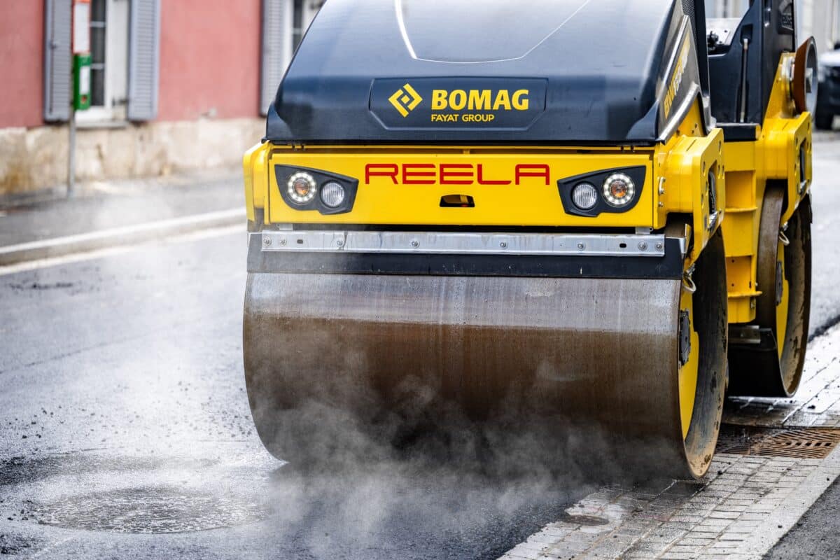 Asphaltierung einer Straße